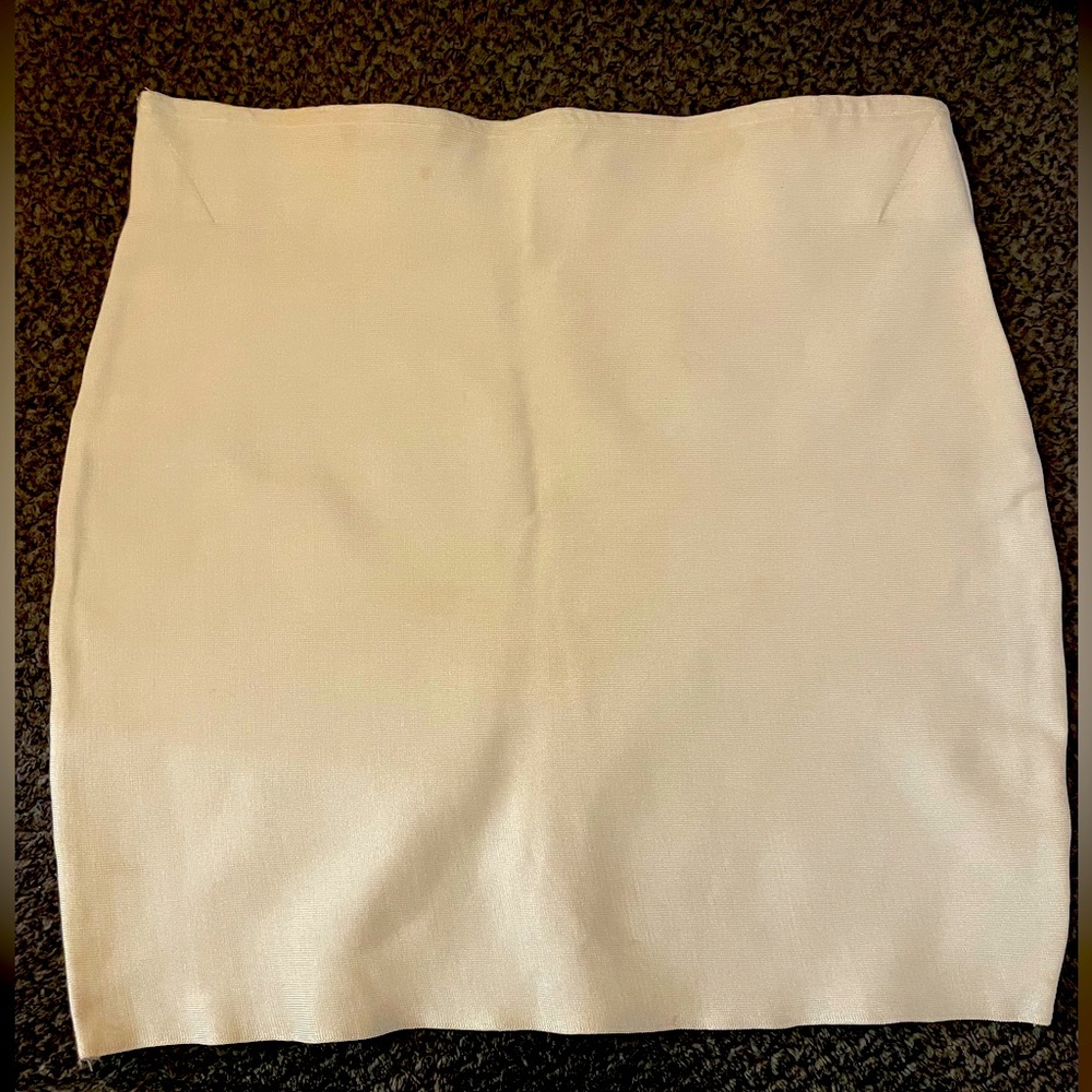 Offwhite, bodycon skirt. Very classy